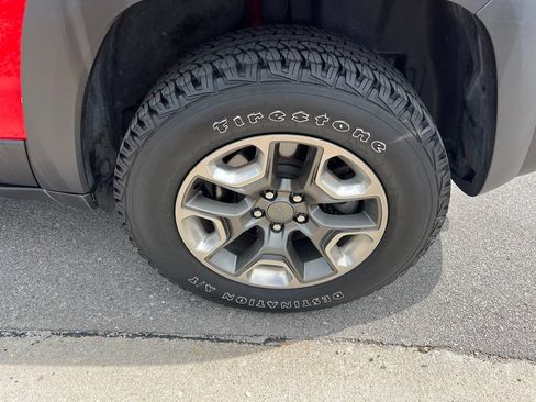 Used 2019 Jeep Cherokee Trailhawk w/ Cold Weather Group AWD/4WD image 14