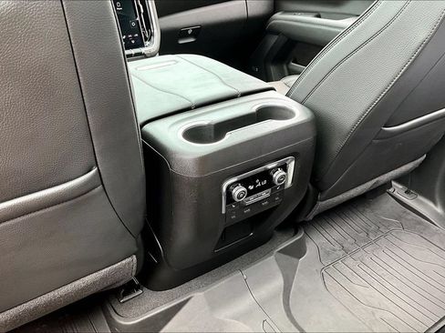 Used 2025 GMC Yukon Denali w/ Denali Reserve Package AWD/4WD image 10