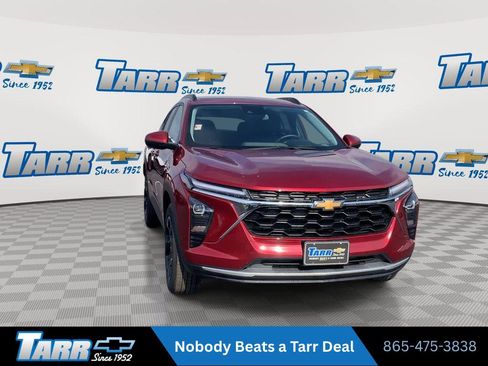 Used 2025 Chevrolet Trax LT w/ LT Convenience Package FWD image 3