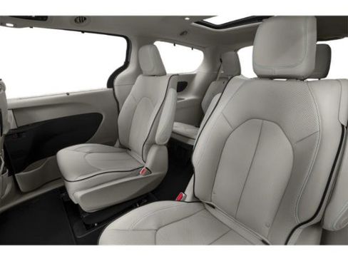 Used 2018 Chrysler Pacifica Limited w/ Advanced Safetytec Group FWD image 17