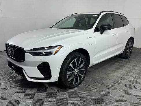 Used 2023 Volvo XC60 T8 Plus w/ Climate Package AWD/4WD image 4