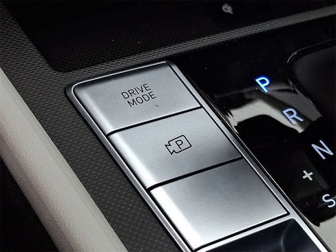 Used 2025 Hyundai Elantra Limited image 23