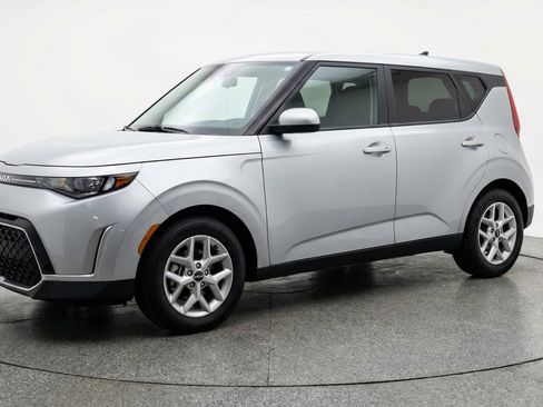 Used 2025 Kia Soul LX w/ LX Technology Package FWD image 3