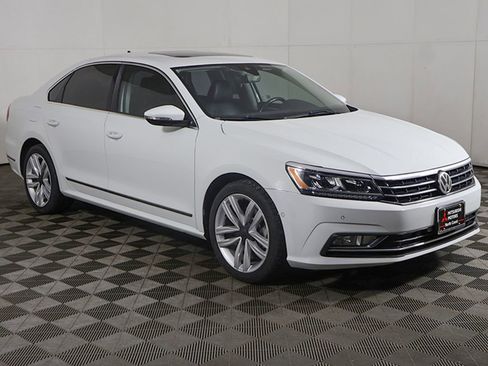 Used 2016 Volkswagen Passat 3.6 SEL Premium FWD image 2