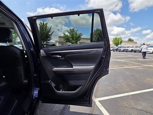Used 2023 Toyota Highlander Platinum AWD/4WD image 36