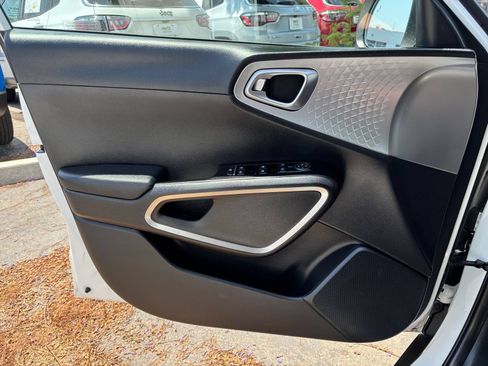 Used 2025 Kia Soul LX w/ LX Technology Package FWD image 18