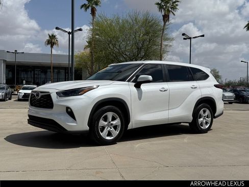 Used 2024 Toyota Highlander LE FWD image 2
