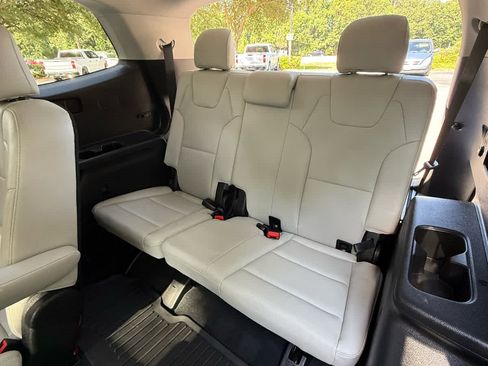 Used 2023 Kia Telluride EX w/ EX Captain's Chair Package image 17