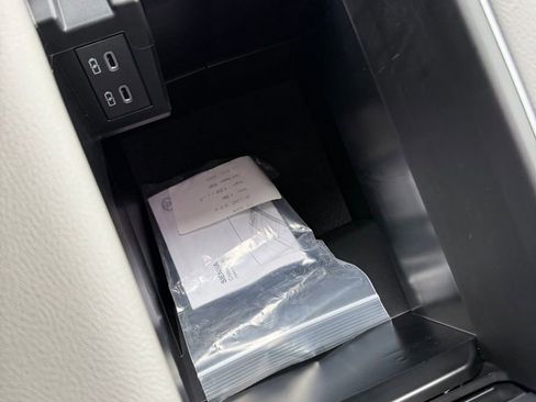 Used 2025 Toyota Sienna LE image 18