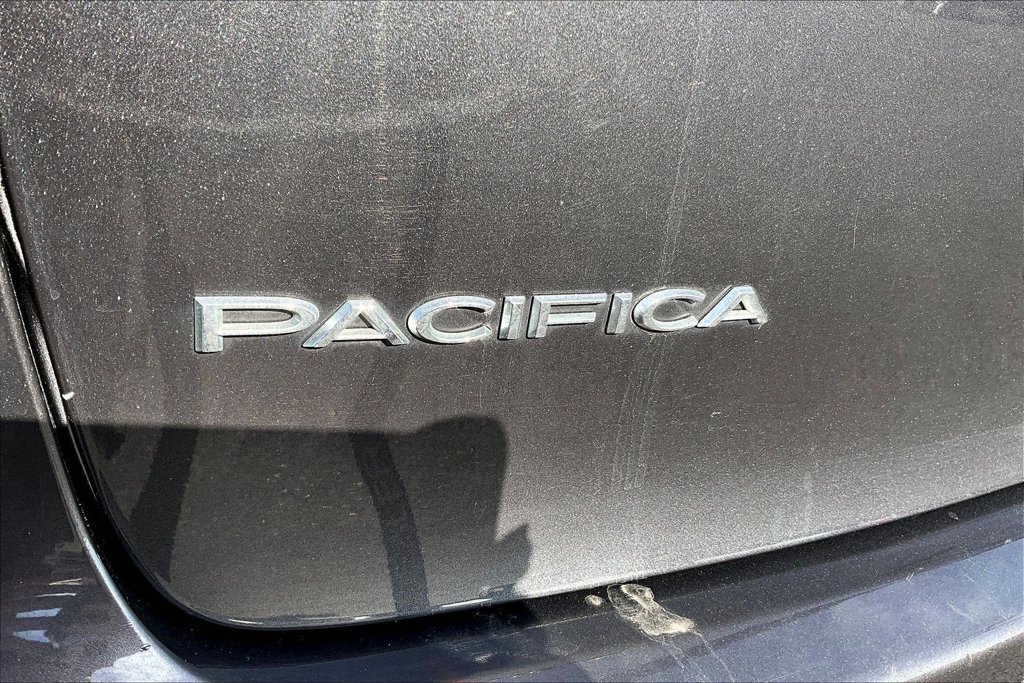 Used 2023 Chrysler Pacifica Touring-L FWD image 8