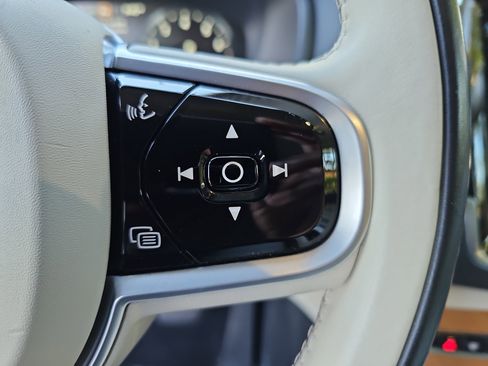 Used 2021 Volvo XC90 T6 Momentum image 19