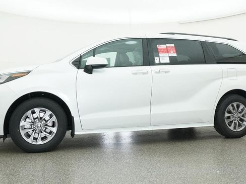 New 2026 Toyota Sienna XLE FWD image 4
