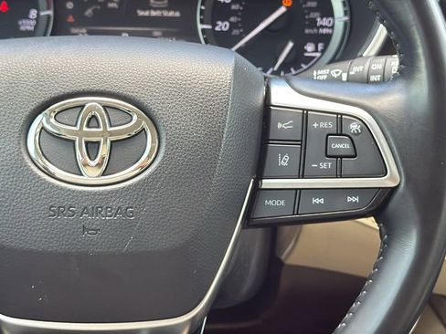 Used 2021 Toyota Highlander XLE image 23