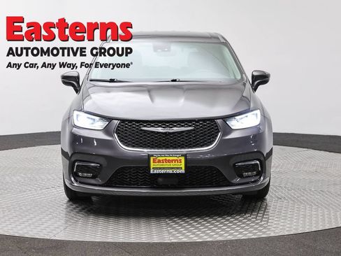 Used 2023 Chrysler Pacifica Touring-L FWD image 2