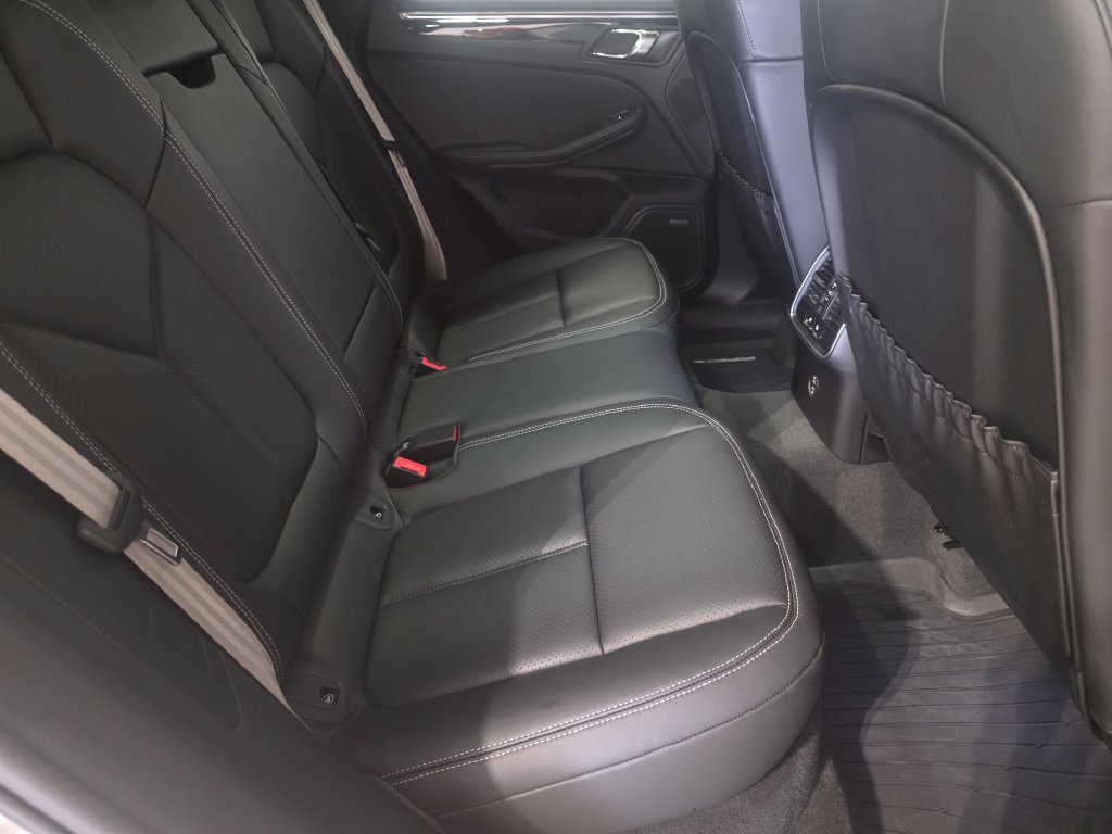 Certified 2026 Porsche Macan S AWD/4WD image 18