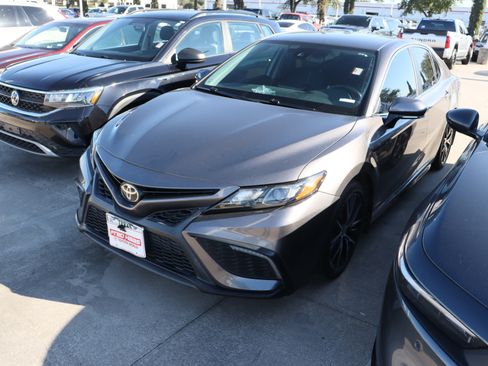 Used 2022 Toyota Camry SE image 6