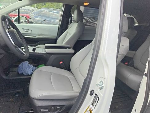 Used 2026 Toyota Sienna XLE FWD image 10