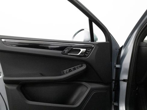 Certified 2025 Porsche Macan AWD/4WD image 23