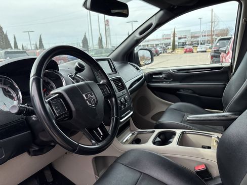 Used 2020 Dodge Grand Caravan SXT image 4