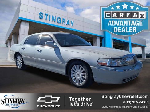 Used 2005 Lincoln Town Car Signature Limited image 1