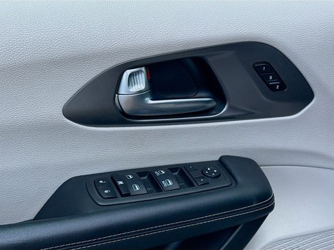 Used 2023 Chrysler Pacifica Touring-L FWD image 23