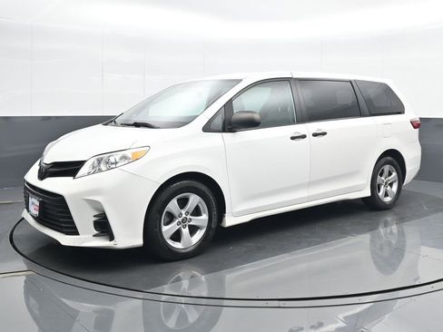 Used 2020 Toyota Sienna L image 2