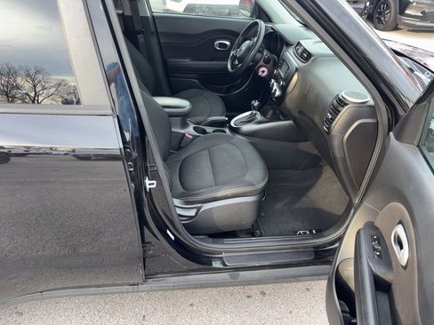 Used 2016 Kia Soul + image 12
