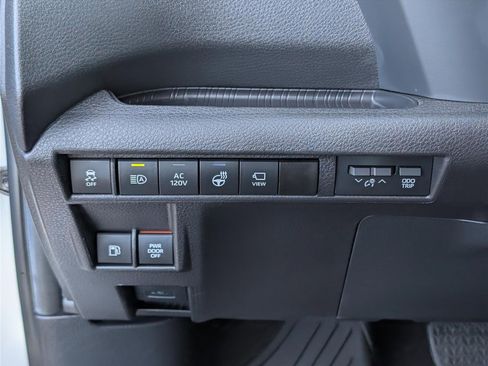 Used 2025 Toyota Sienna Platinum image 27