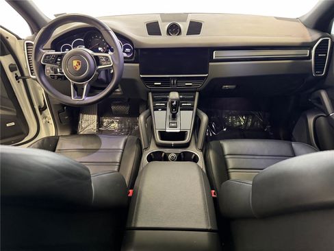 Certified 2022 Porsche Cayenne Platinum Edition image 17