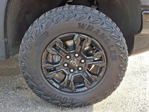 Used 2023 Chevrolet Silverado 1500 ZR2 w/ Technology Package image 9