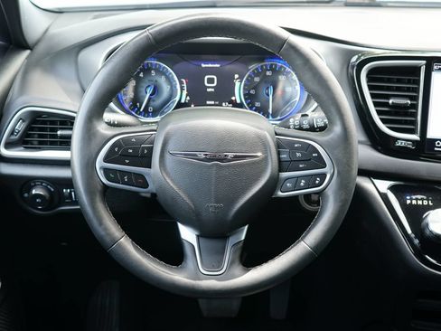 Used 2025 Chrysler Pacifica Select FWD image 15