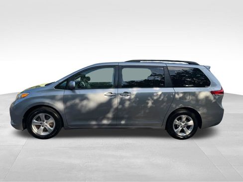 Used 2013 Toyota Sienna LE FWD image 2