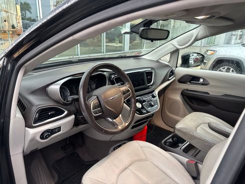 Used 2018 Chrysler Pacifica Touring-L FWD image 5