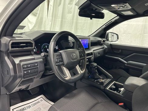 Used 2025 Toyota 4Runner SR5 AWD/4WD image 15