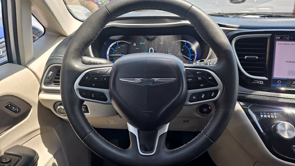 Used 2023 Chrysler Pacifica Touring-L FWD image 32