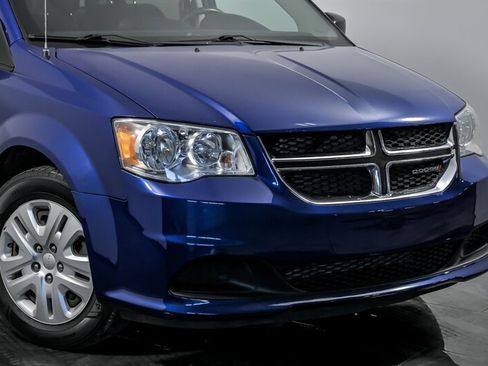 Used 2018 Dodge Grand Caravan SE image 2