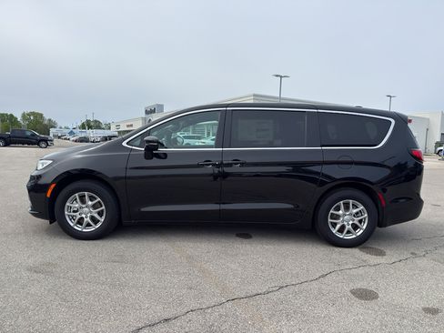 New 2026 Chrysler Pacifica Select FWD image 6