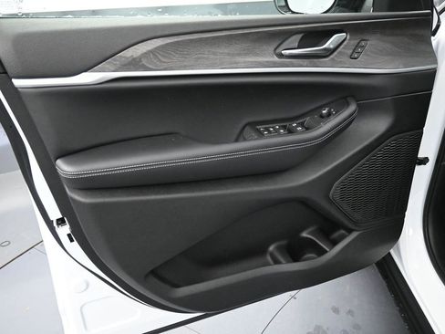 New 2025 Jeep Grand Cherokee L Limited w/ Trailer Tow Package image 19