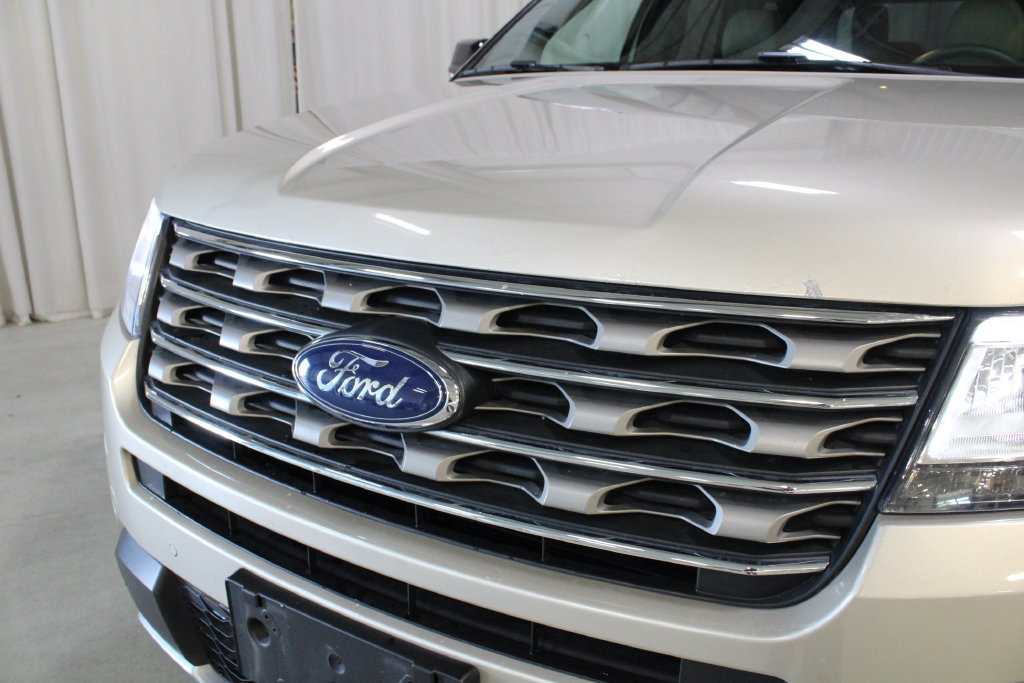 Used 2017 Ford Explorer XLT w/ Equipment Group 202A AWD/4WD image 33