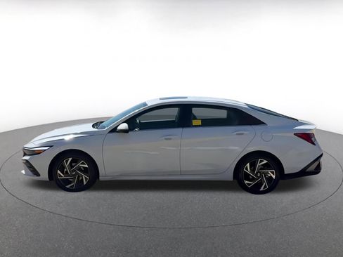 Used 2025 Hyundai Elantra Limited image 9