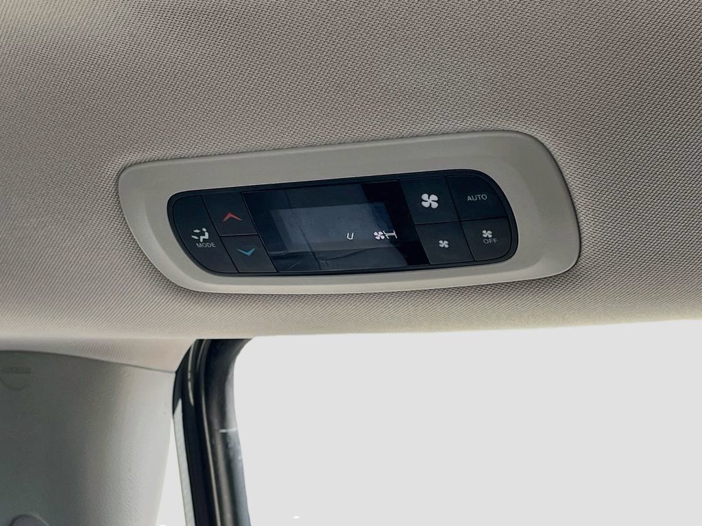 Used 2018 Chrysler Pacifica Touring-L w/ Premium Audio Group FWD image 24