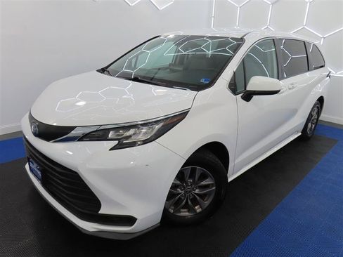 Used 2023 Toyota Sienna LE AWD/4WD image 4