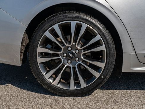 Used 2017 Lincoln Continental Select image 9