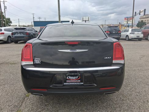Used 2019 Chrysler 300 Touring AWD/4WD image 7