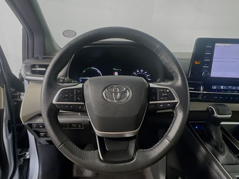 Used 2023 Toyota Sienna XLE FWD image 17