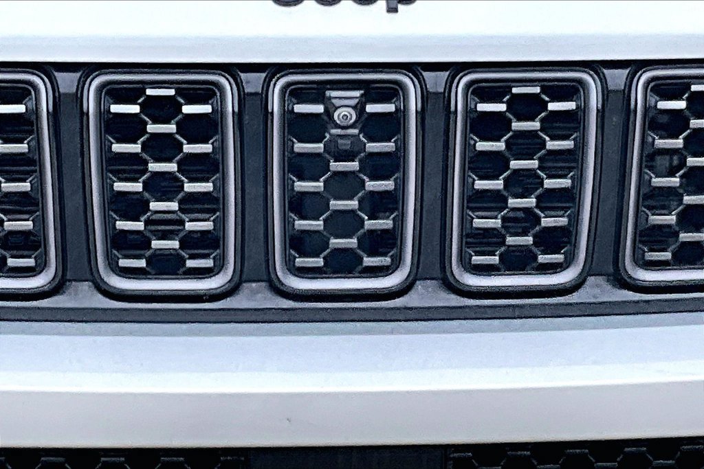 Used 2023 Jeep Grand Cherokee L Summit AWD/4WD image 12