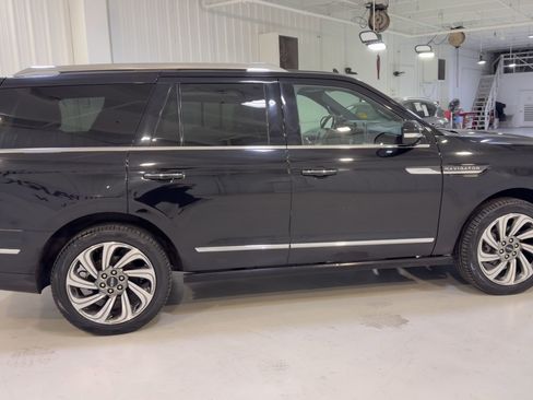 Used 2023 Lincoln Navigator Reserve AWD/4WD image 2