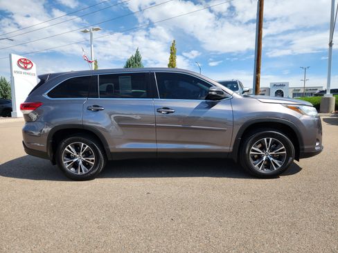 Used 2019 Toyota Highlander Plus AWD/4WD image 2