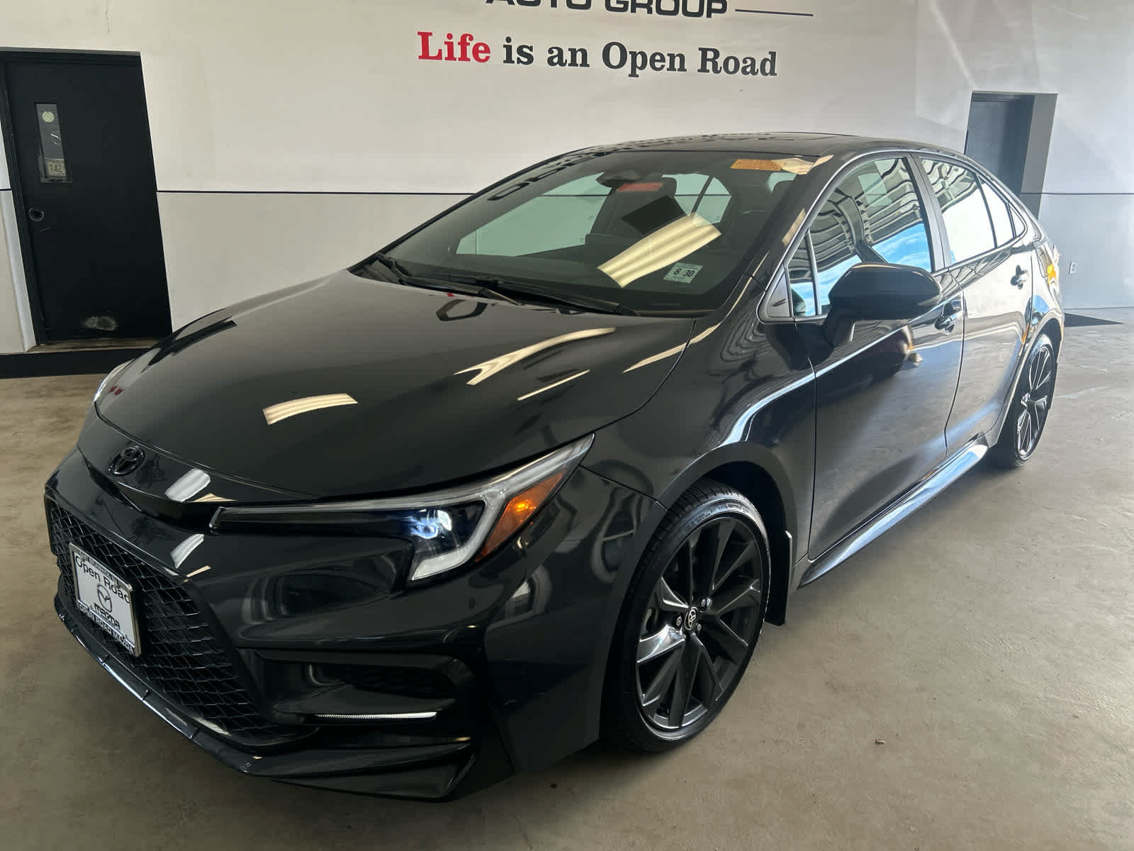 Used 2025 Toyota Corolla SE w/ SE Premium Package FWD image 2