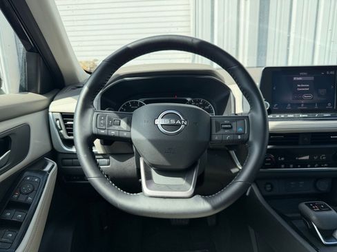 Used 2025 Nissan Rogue SV FWD image 30